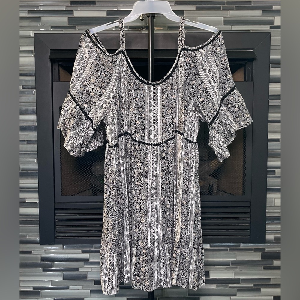 Torrid Plus Size Cold Shoulder Printed White & Black Dress- Size: 3XL / XXXL